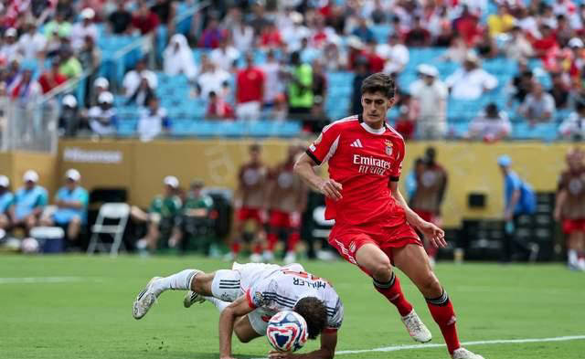 开云中国官网-穆古鲁扎遭遇十二持续失利，拜仁教练压力巨大！